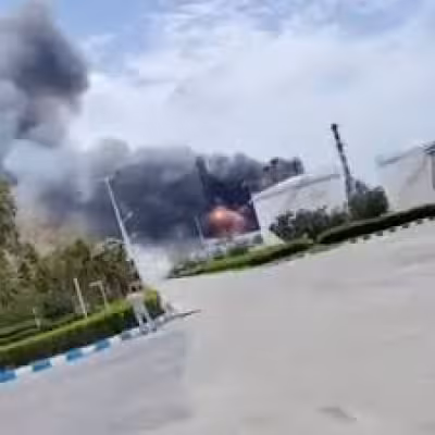 Uae Strikes Iran as Hormuz Fighting Spooks Markets and Ships